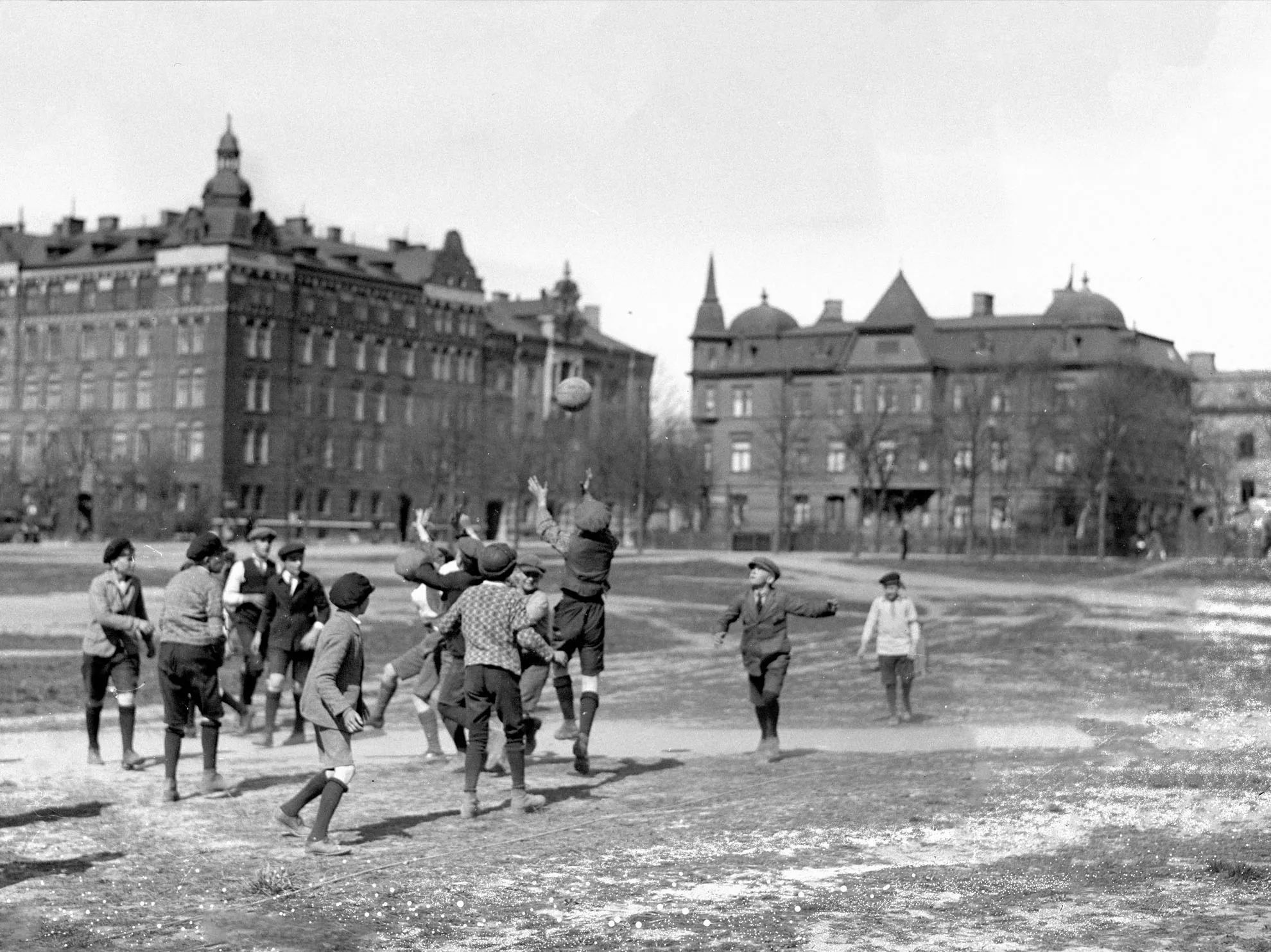 https://a.storyblok.com/f/324936/1980x1484/b78bf631ee/fotbollsspel-heden-foto-22-maj-1892.jpg