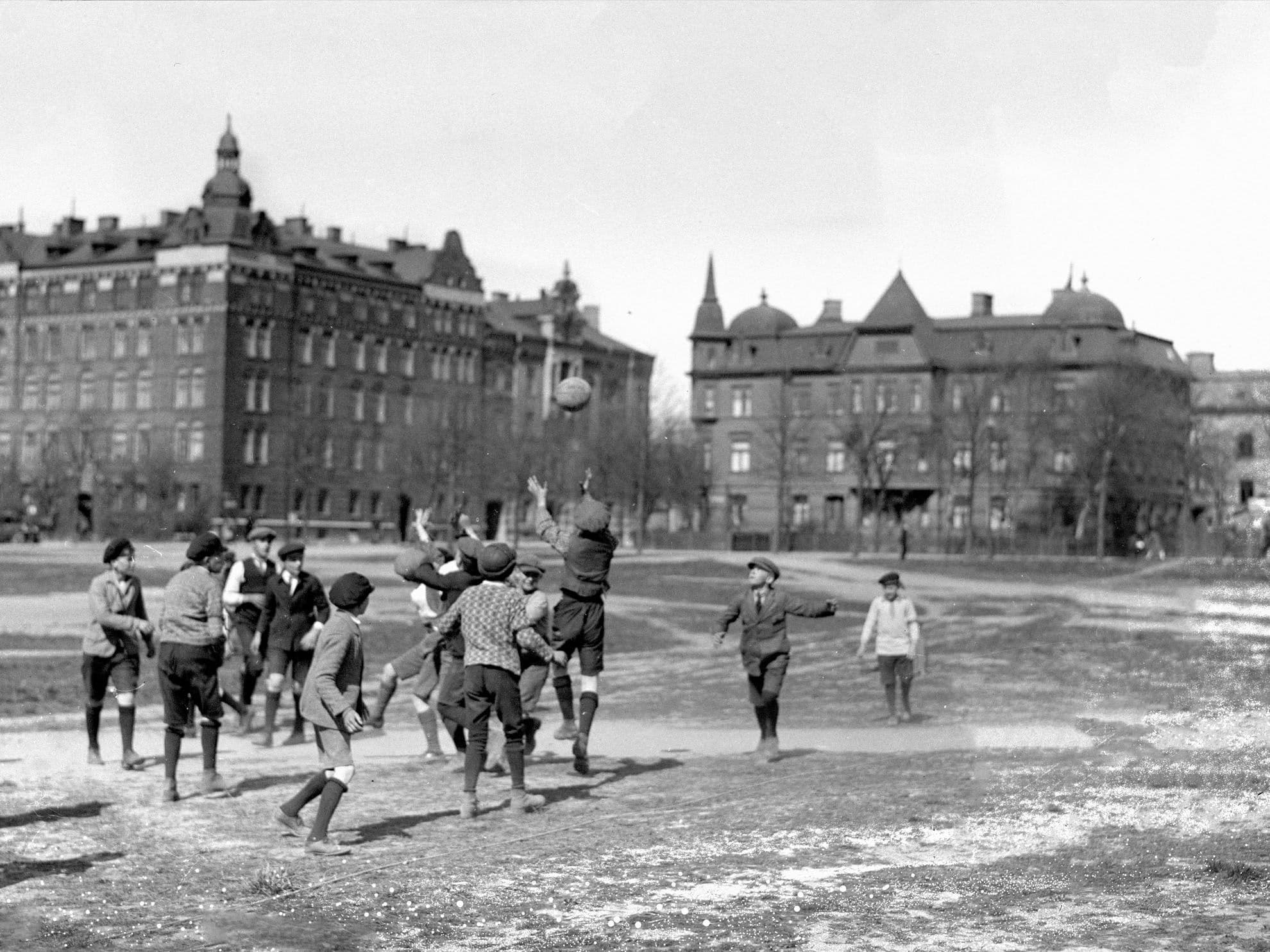 https://a.storyblok.com/f/324936/1980x1484/b78bf631ee/fotbollsspel-heden-foto-22-maj-1892.jpg