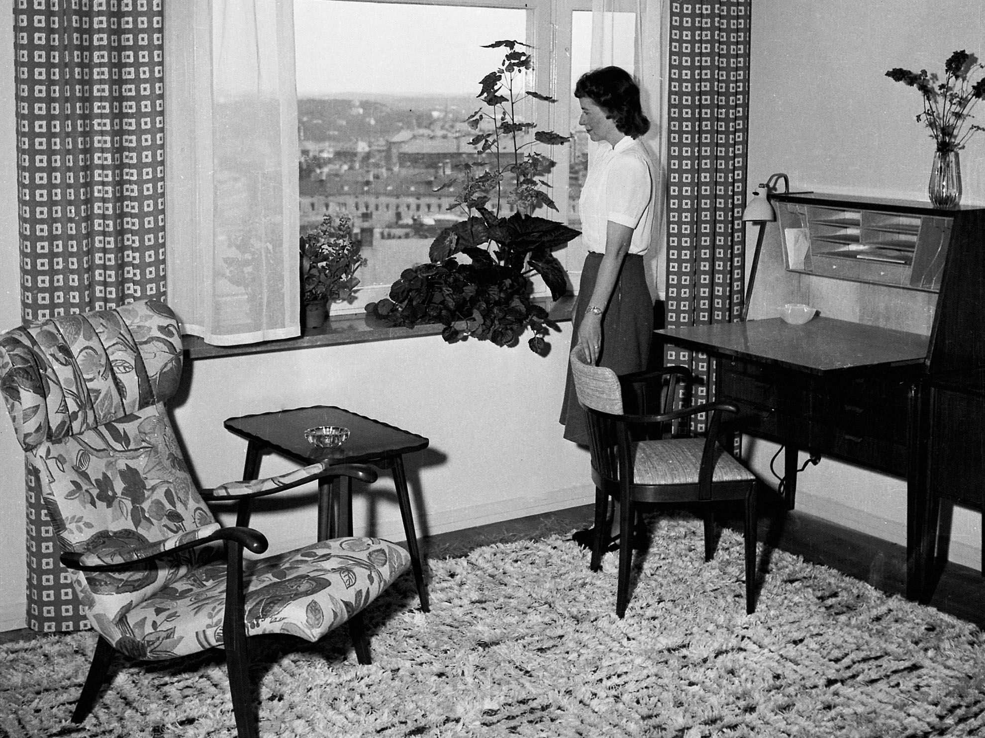 https://a.storyblok.com/f/324936/1980x1484/f2592b7c65/interior-fran-nar-lagenheterna-visades-upp-1945.jpg
