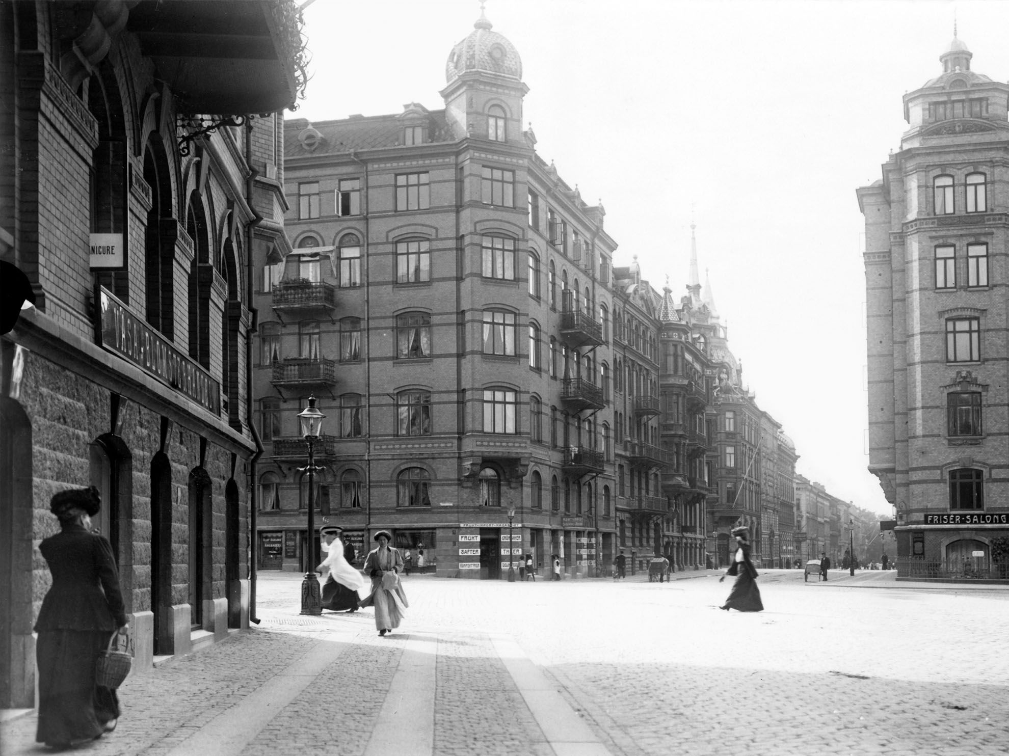 https://a.storyblok.com/f/324936/1980x1484/f981d733b6/vasaplatsen-med-damer-i-kjol.jpg