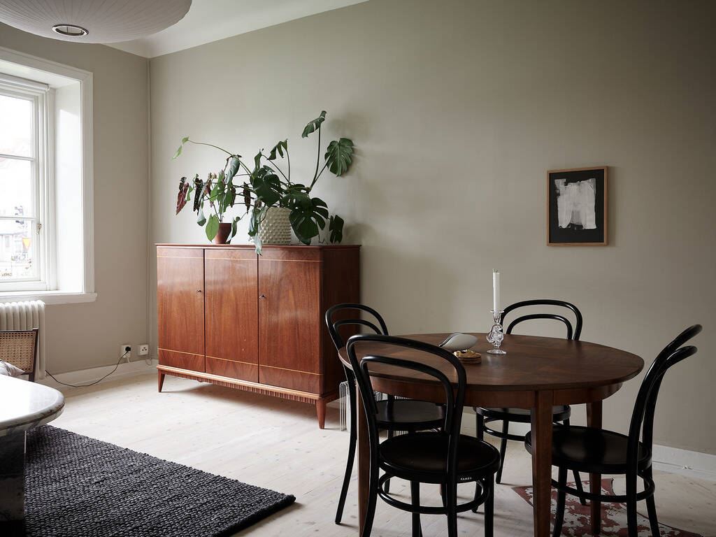 Rummet är rymligt, och det finns gott om plats för både soffgrupp och matsalsbord med tillhörande möblemang.
