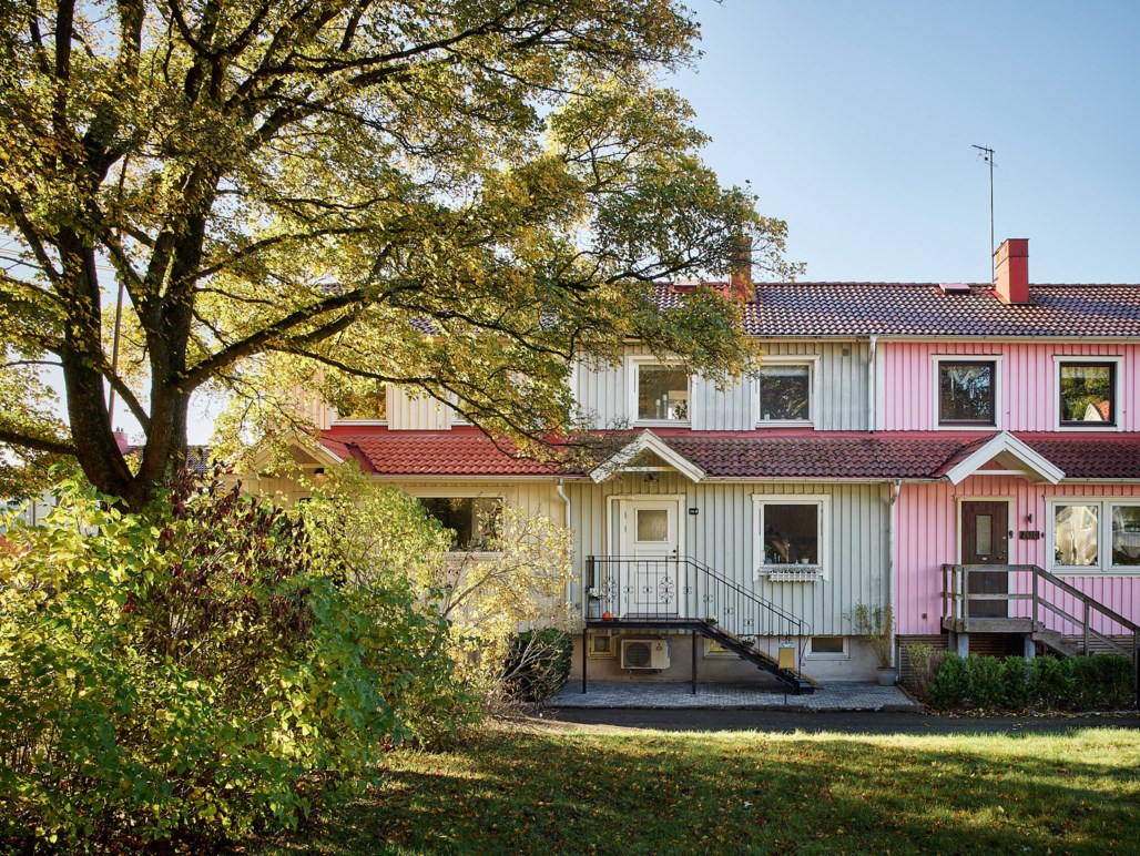 Smakfullt renoverat radhus med barnvänligt läge nära bryggan på Eriksberg