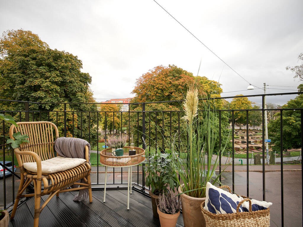 Otroligt charmig bostad med härlig balkong mot lummig grönska