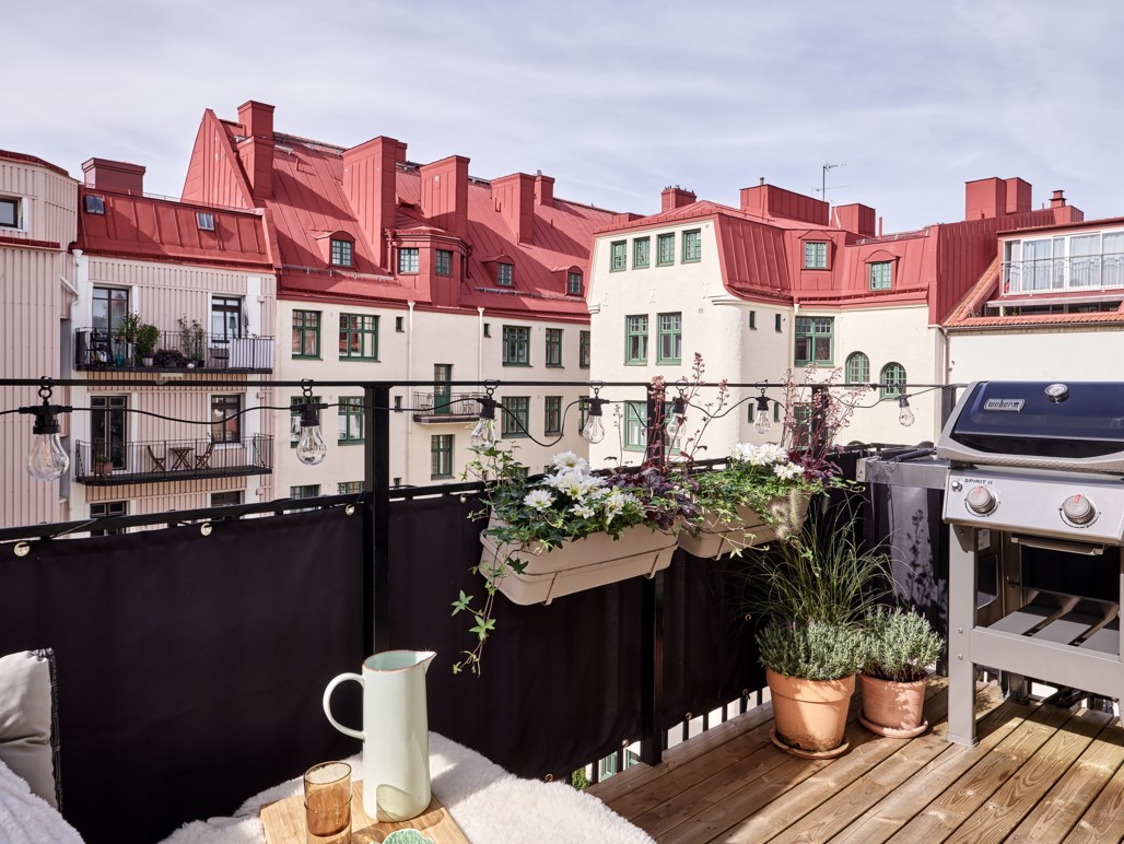 Charmig sekelskiftestrea med solig balkong och rofyllt gårdsläge mitt i Linné