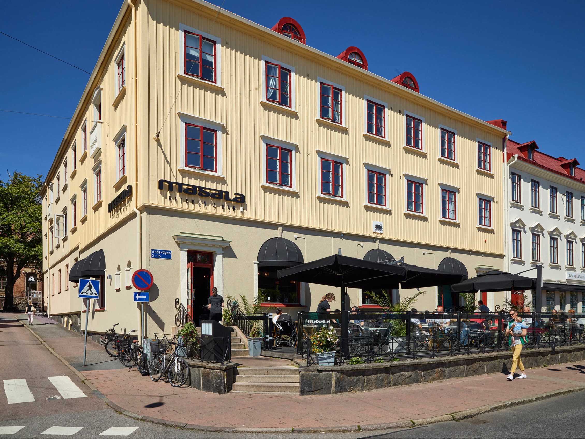 På bekvämt avstånd ligger Redbergsplatsen, med utmärkta kommunikationer och restauranger